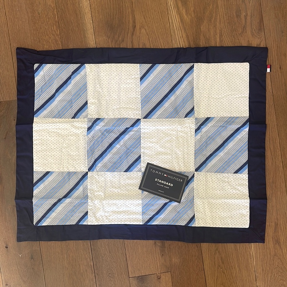 Tommy Hilfiger standard pillow sham in Fanshell Beach pattern NWT